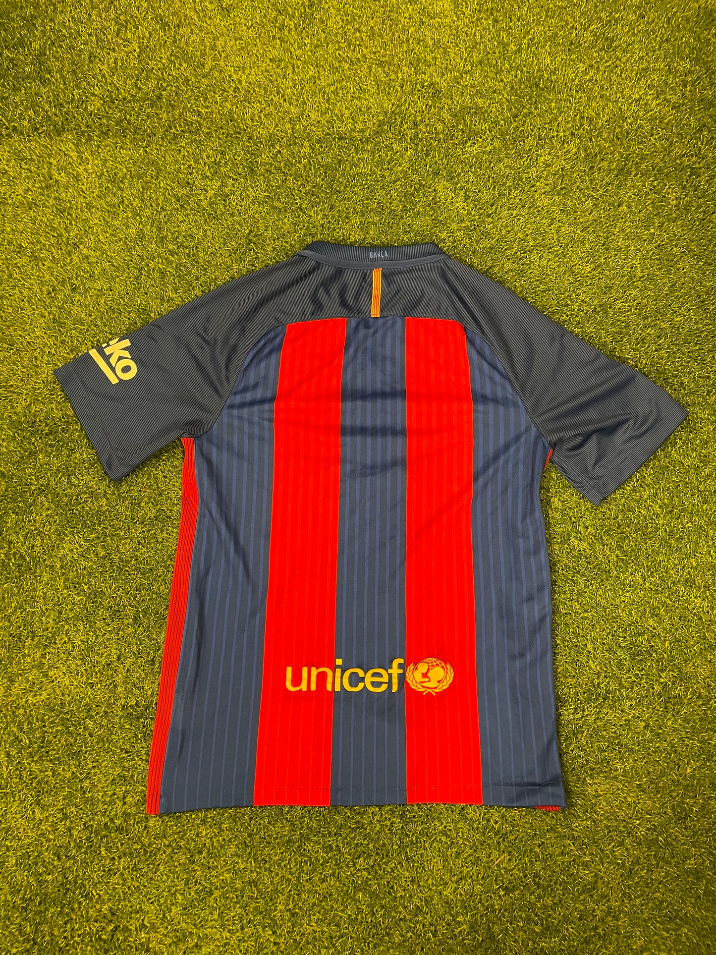 FC Barcelona 2016/17 Home Kit (8/10)